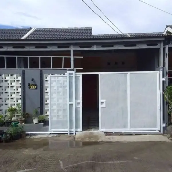 Desain Rumah Sederhana dengan Pagar Geser (Sliding Gate)